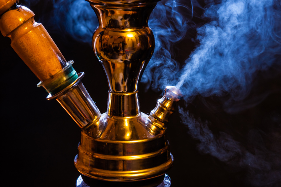 Water pipe with smoke